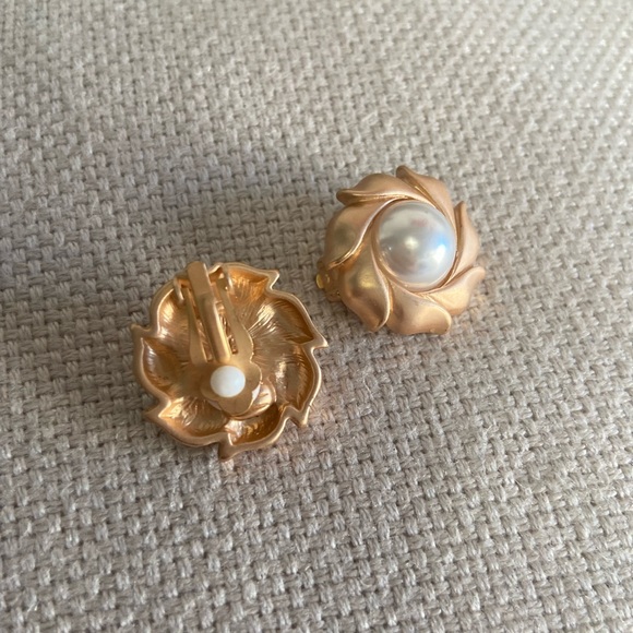 Pearl and gold flower earrings - Picture 3 of 3